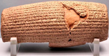 Les décrets de Cyrus effectués sur les droits de l’Homme ont été écrits en langue Akkadienne sur un cylindre d’argile cuite.