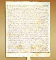 Magna Carta, ou « Grande Charte », signé par le roi d’Angleterre en 1215, a marqué un tournant en matière de droits de l’Homme.